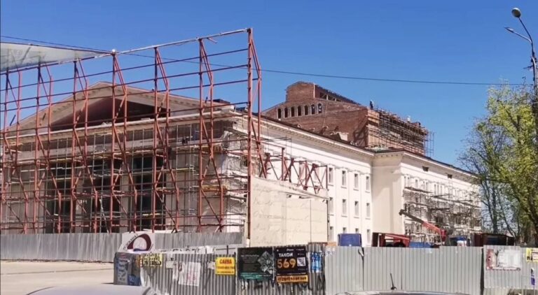 Росіяни у Маріуполі готують до відкриття знищений ними ж драмтеатр. Перший концерт запланували на грудень 2025-го