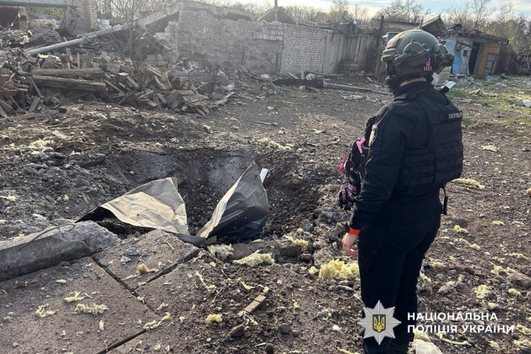 Загинули троє, поранені шестеро: 17 квітня російські загарбники обстріляли 13 населених пунктів Донеччини (ЗВЕДЕННЯ)