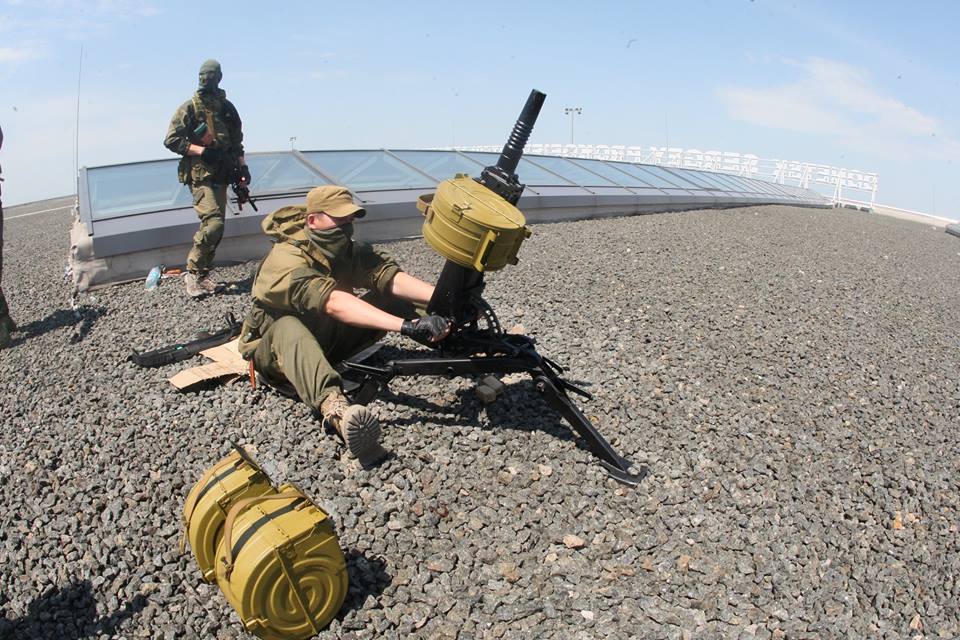 Окупанти облаштовують позицію для станкового гранатомета на даху термінала Донецького аеропорту, 26 травня 2014 року