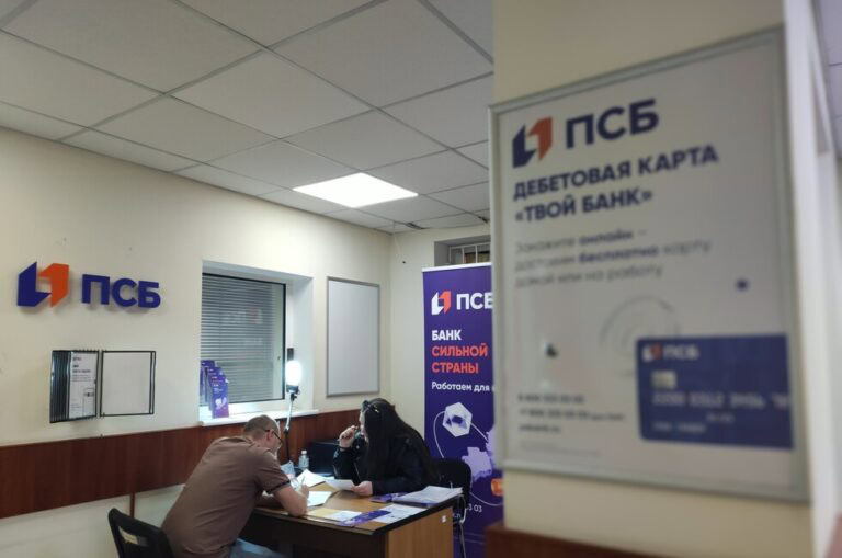 Підсанкційний російський банк роздає свої картки в окупованому Кураховому (деталі)