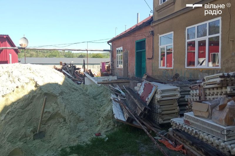 Зображення до посту: У нових стінах — знайомі обличчя: як релокований Краматорський ліцей готується приймати учнів на Закарпатті