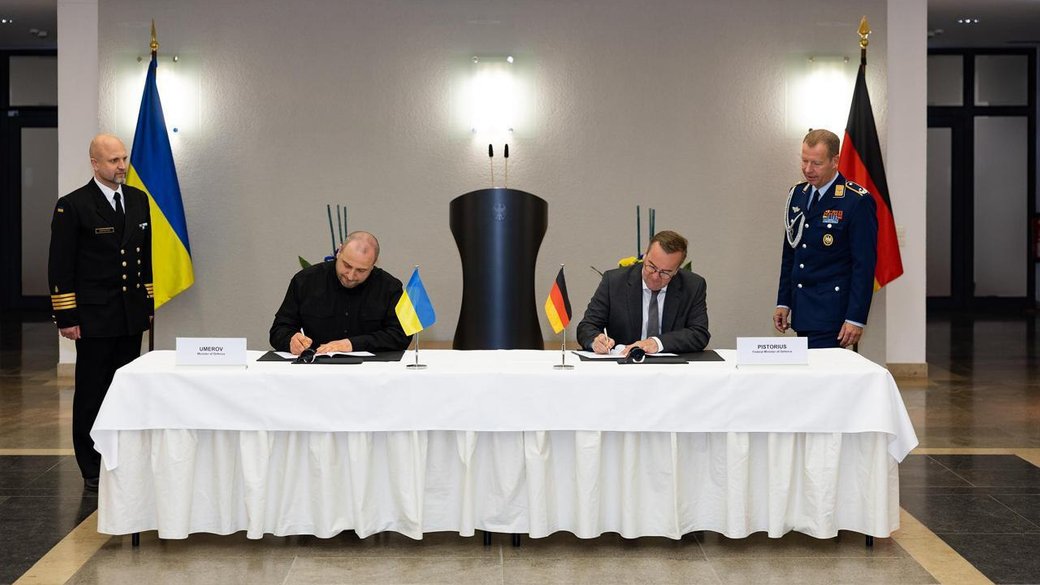 Украина и ФРГ подписали соглашение о финансировании производства украинского дальнобойного оружия: что известно