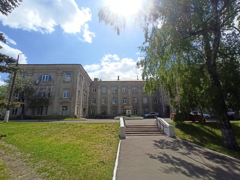 Міська лікарня №2 у Краматорську відремонтує входи до одного зі своїх корпусів: скільки це коштуватиме