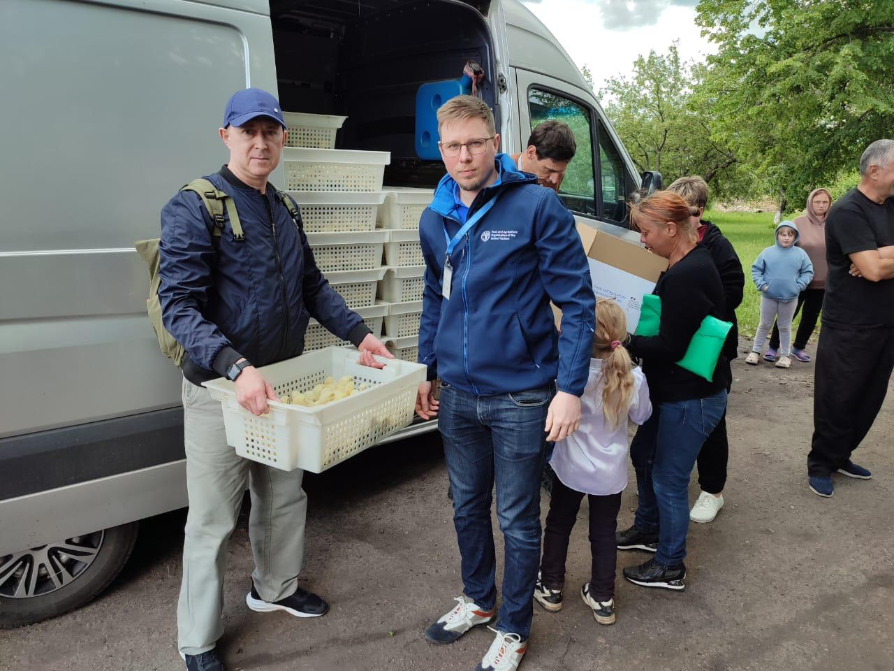 Як гуманітарну допомогу жителям Святогірської громади передали 15 тисяч курчат