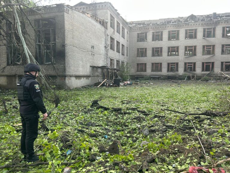 На світанку російські військові сім разів вдарили по Костянтинівці з авіації: поранена одна людина