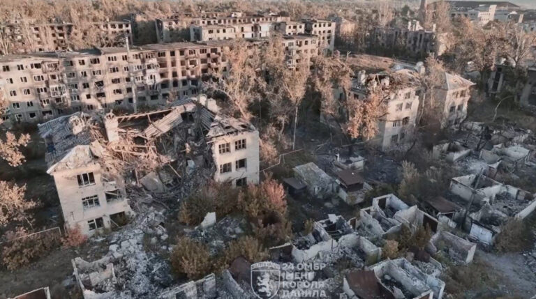 Росіяни нарощують сили для наступу в Часовому Яру та руйнують центральну частину міста (деталі)