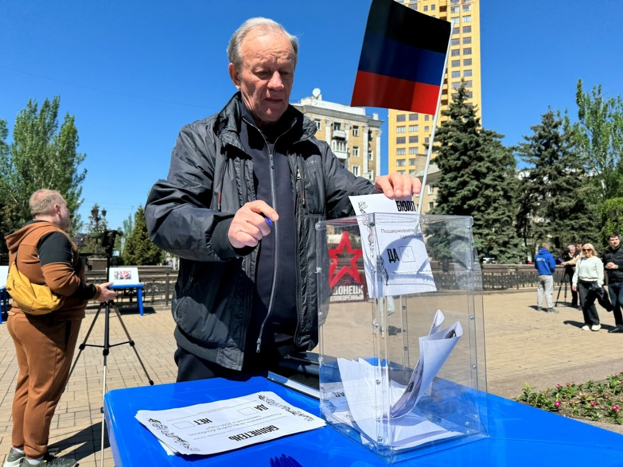 В окупованому Донецьку влаштували “реконструкцію” фейкового референдуму 2014-го