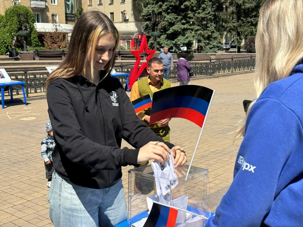 В окупованому Донецьку влаштували “реконструкцію” фейкового референдуму 2014-го