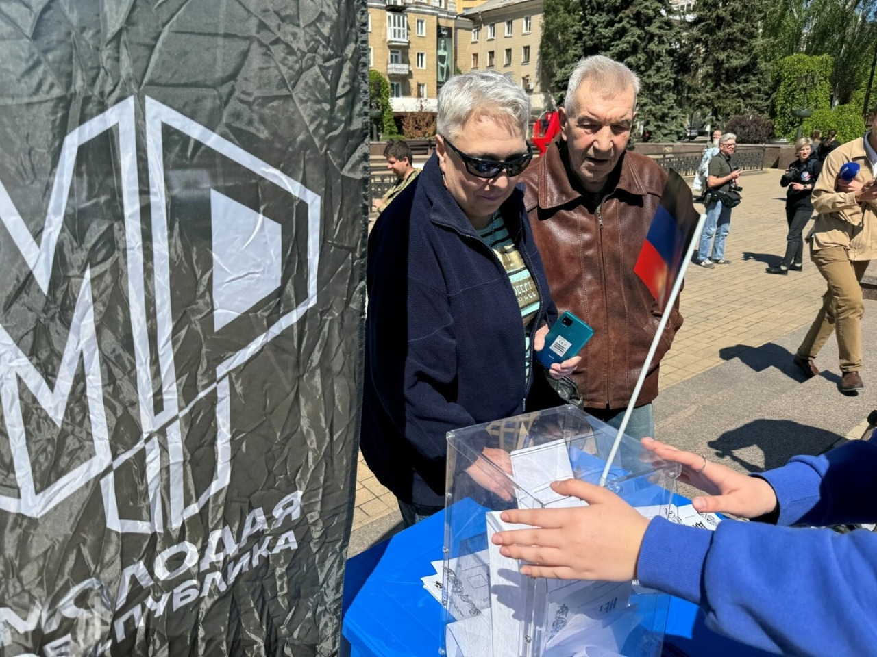 В окупованому Донецьку влаштували “реконструкцію” фейкового референдуму 2014-го