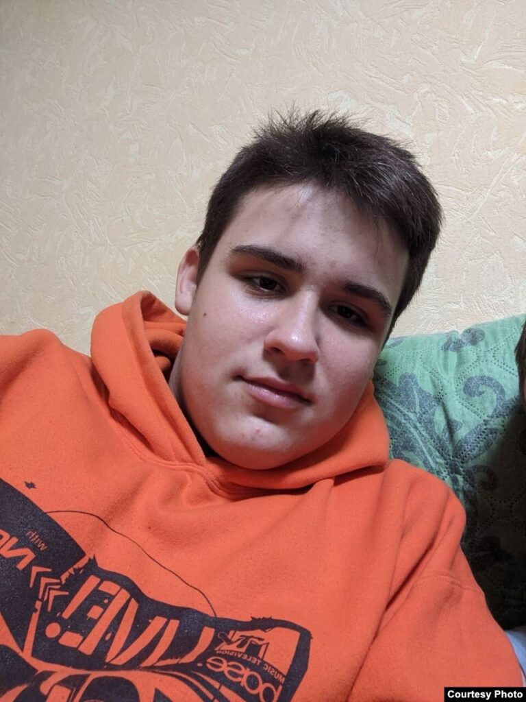 Был отзывчивым, общительным и всегда помогал другим: вспомним 15-летнего Николая Красилю, погибшего в результате российского обстрела