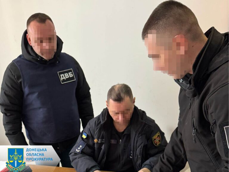 Експосадовця ДСНС із Покровська підозрюють у виплаті понад мільйона гривень працівнику, який не з’являвся на роботу
