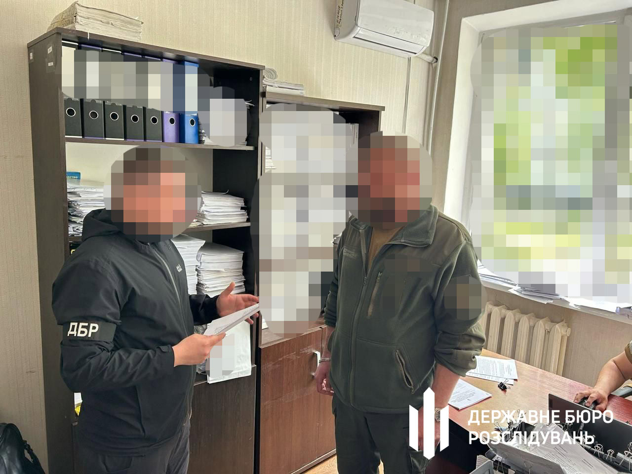 Командира, який нарахував підлеглій 800 тисяч бойових, затримали на донеччині
