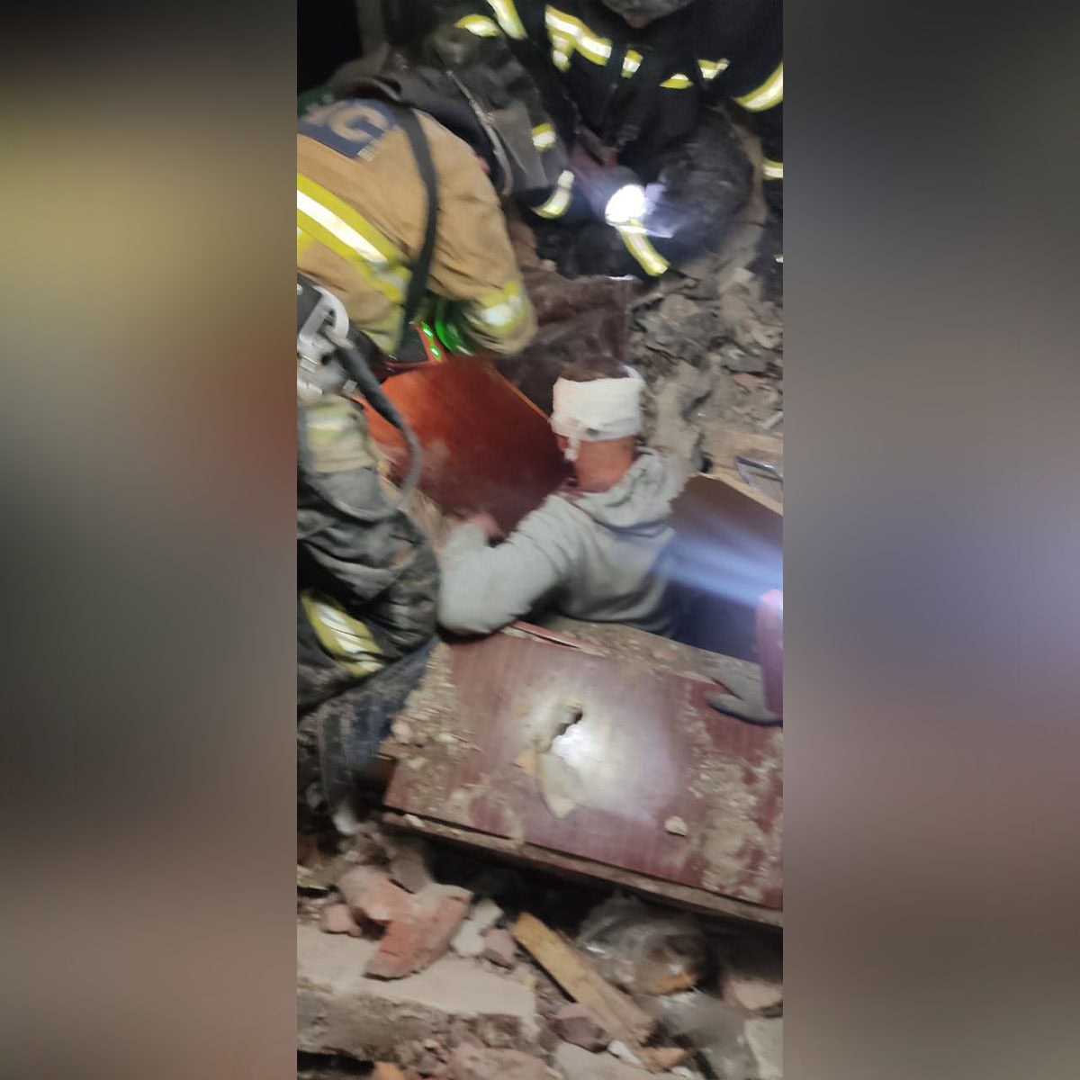 Рятувальники дістають чоловіка з-під завалів у Костянтинівці