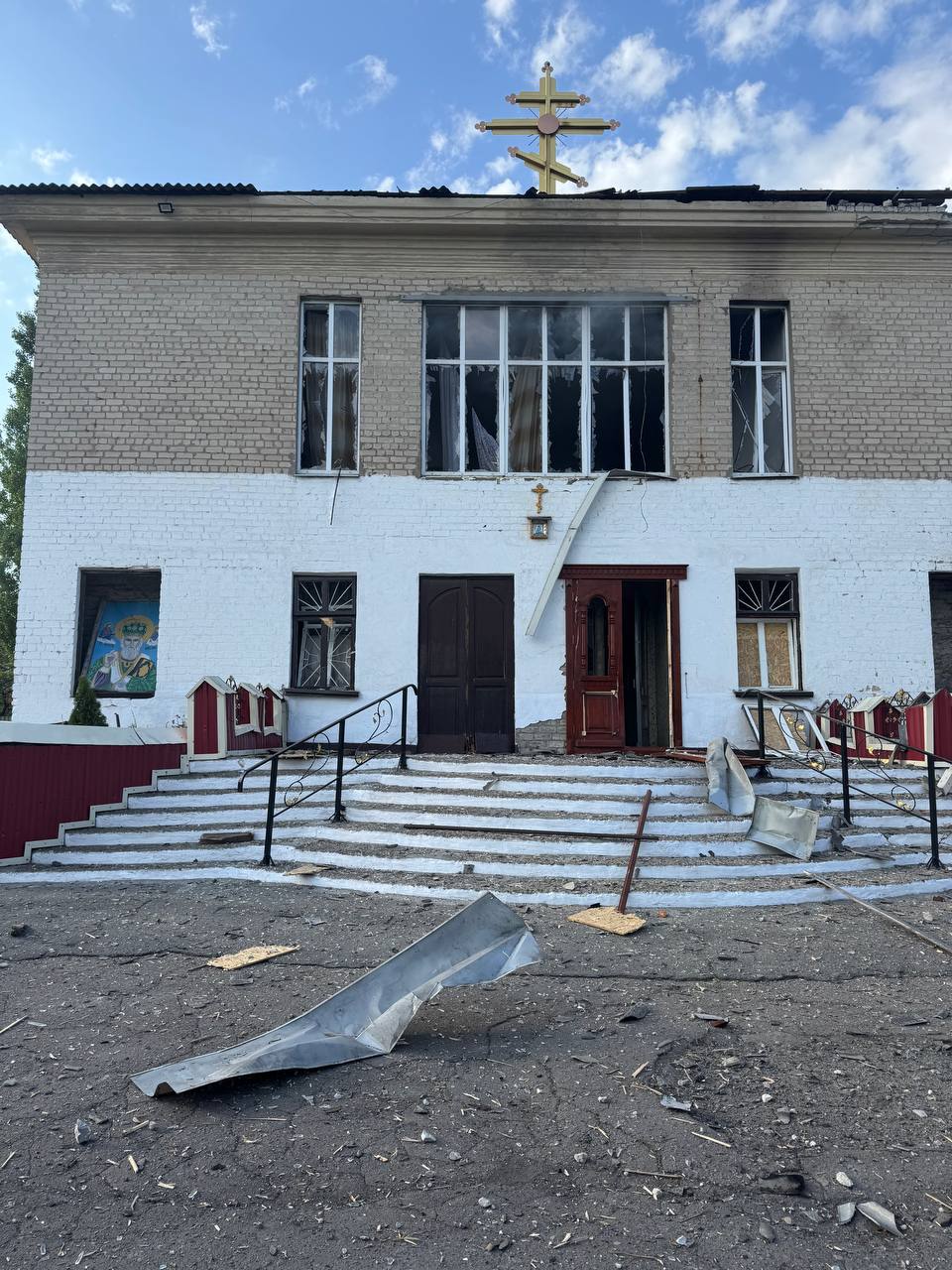 У місті Добропілля 6 травня 2025 року зазнав обстрілу храм Преподобного Амвросія Оптинського.