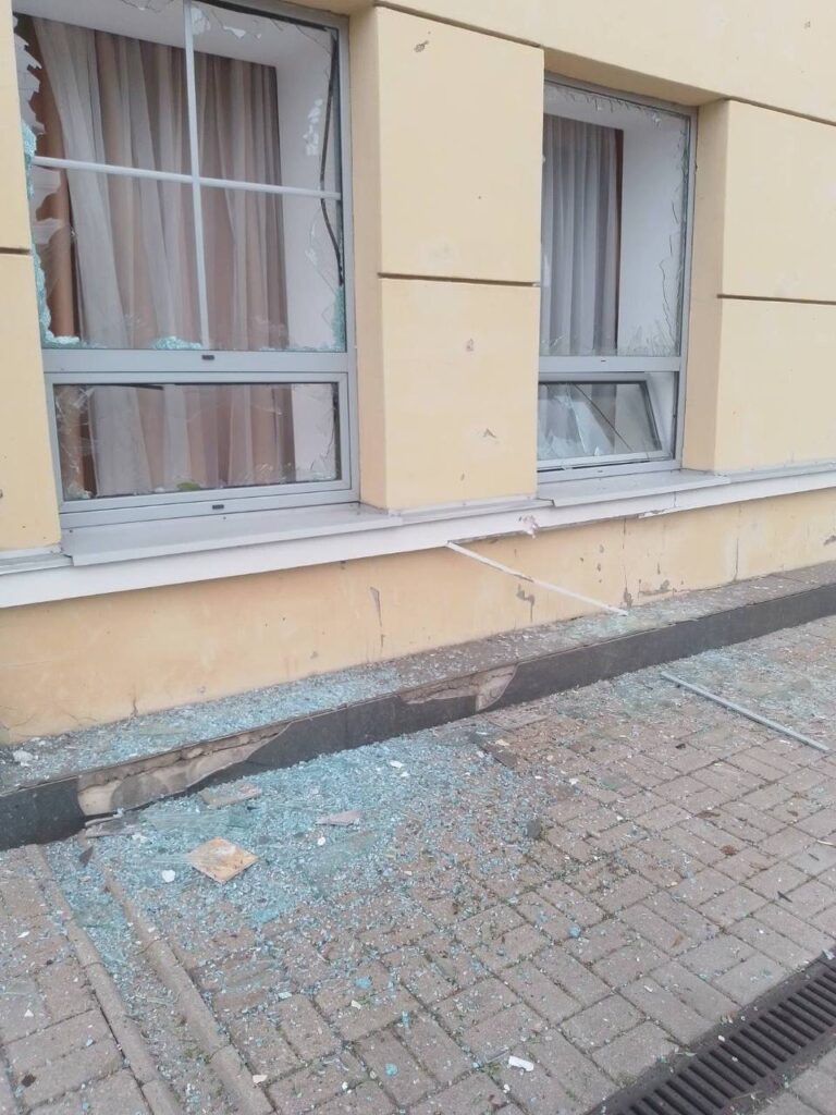 Російські військові вночі били по Слов’янську “Шахедами”: пошкоджені педагогічний ліцей та залізничний вокзал