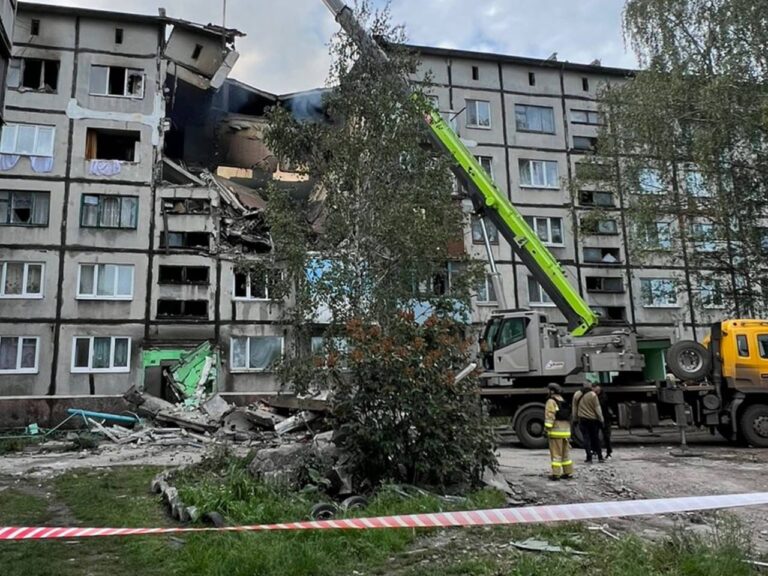Вночі росіяни вдарили дроном по будинку в Білозерському — поранені мати з дитиною