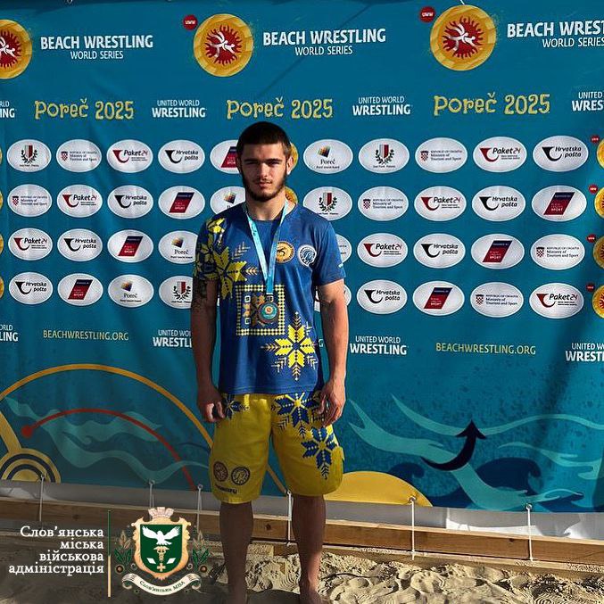 Дмитро Ємець зі Слов’янська на чемпіонаті Європи з пляжної боротьби, травень 2025 року