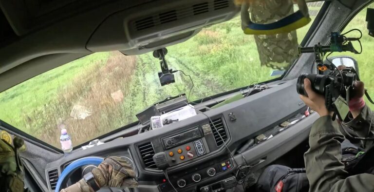 “Залишилася на самоті у власній оселі”: з Мирнограда евакуювали жінку з інсультом