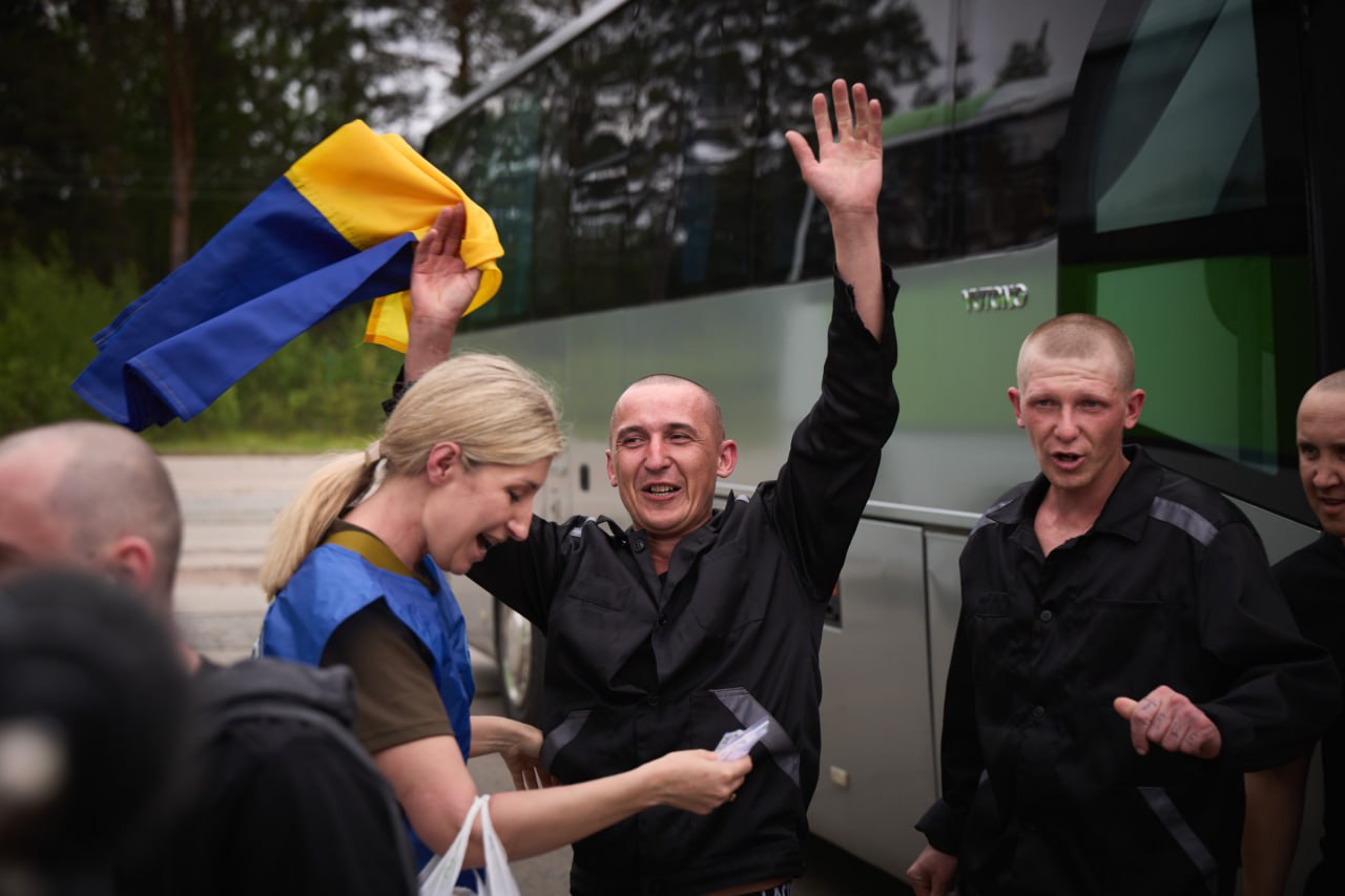Украина вернула домой еще 303 защитников в рамках «большого обмена»