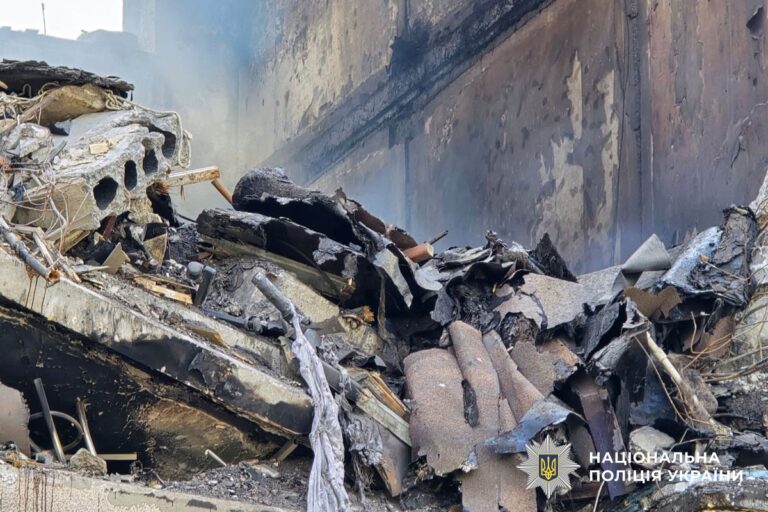 Под завалами дома в Белозерском могут оставаться еще два человека, — пресс-секретарь прокуратуры Донецкой области