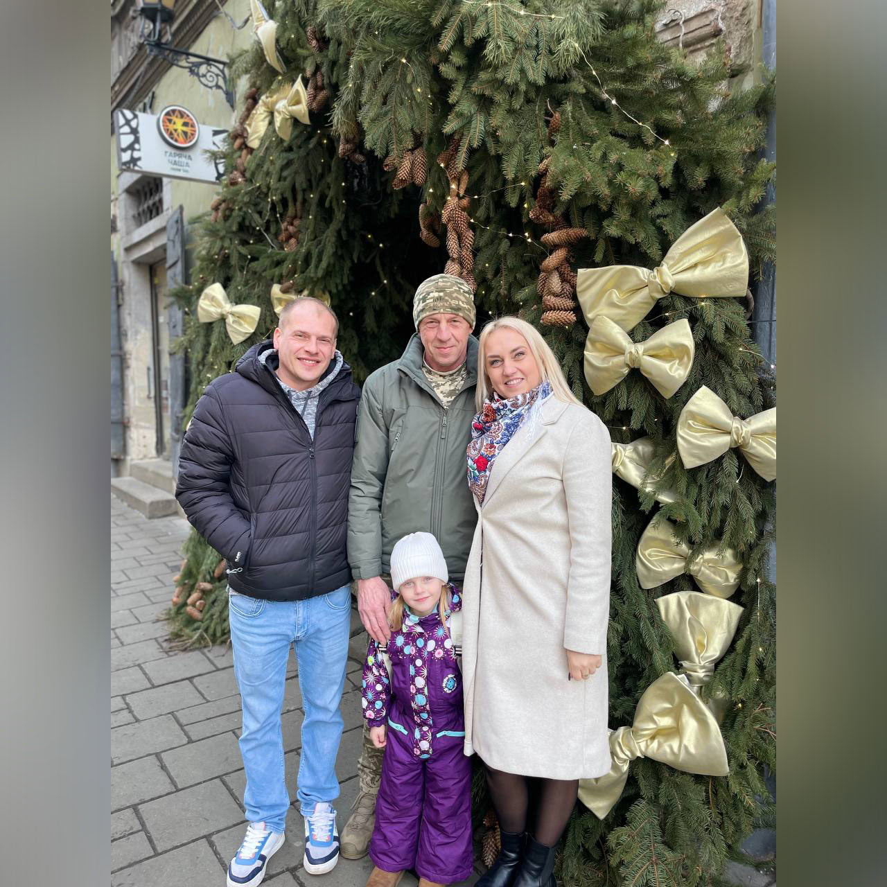 Михайло Корло з донькою Мартою, онучкою та зятям