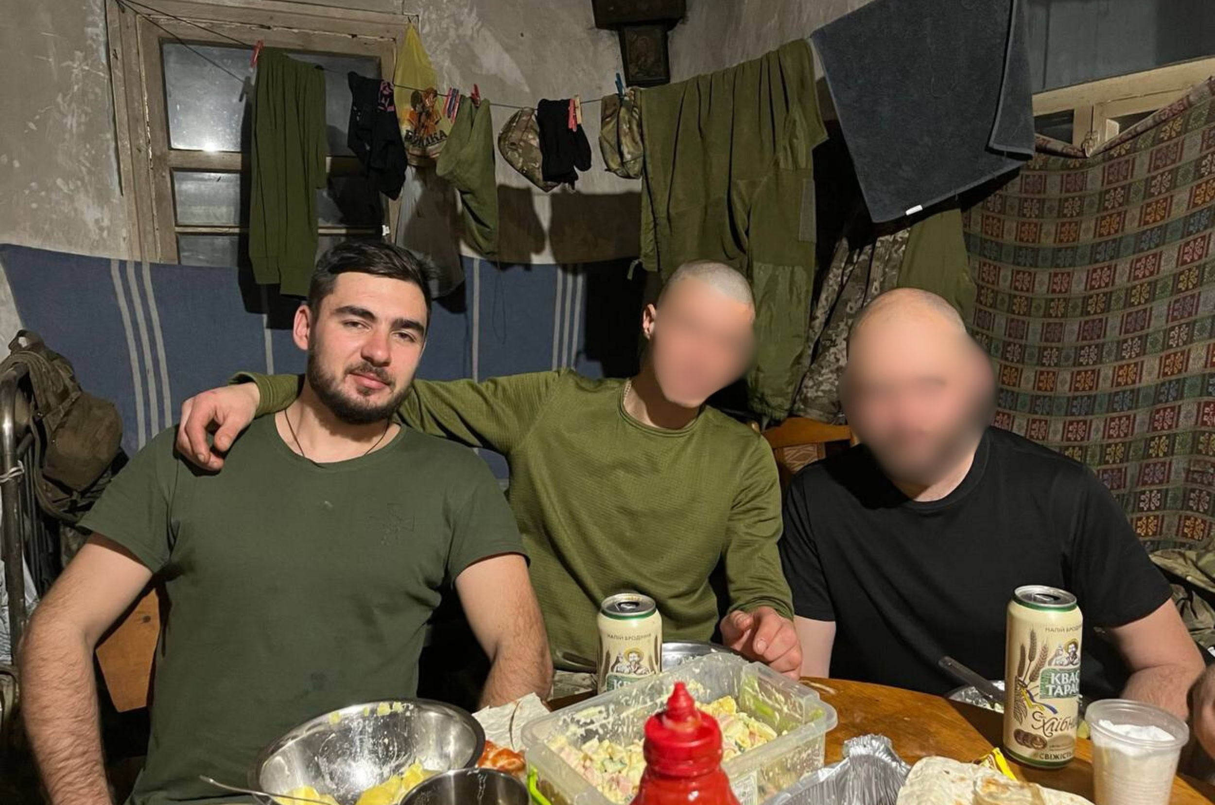 Військовий Ігор Кравченко з побратимами