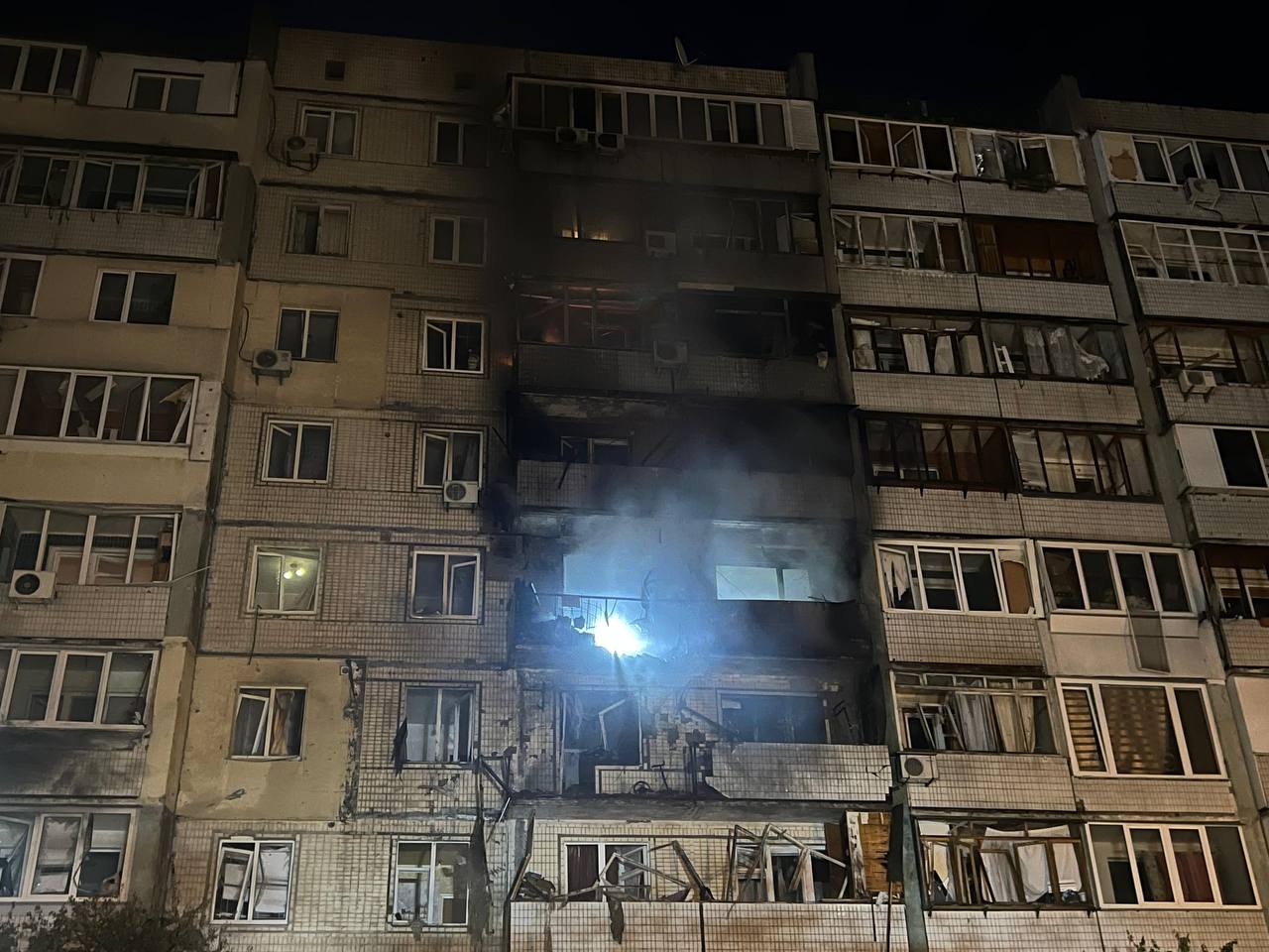 Зображення до посту: Массированная ночная атака на Киев и область: пострадали 17 человек, обломки дронов повредили дома и ТЦ