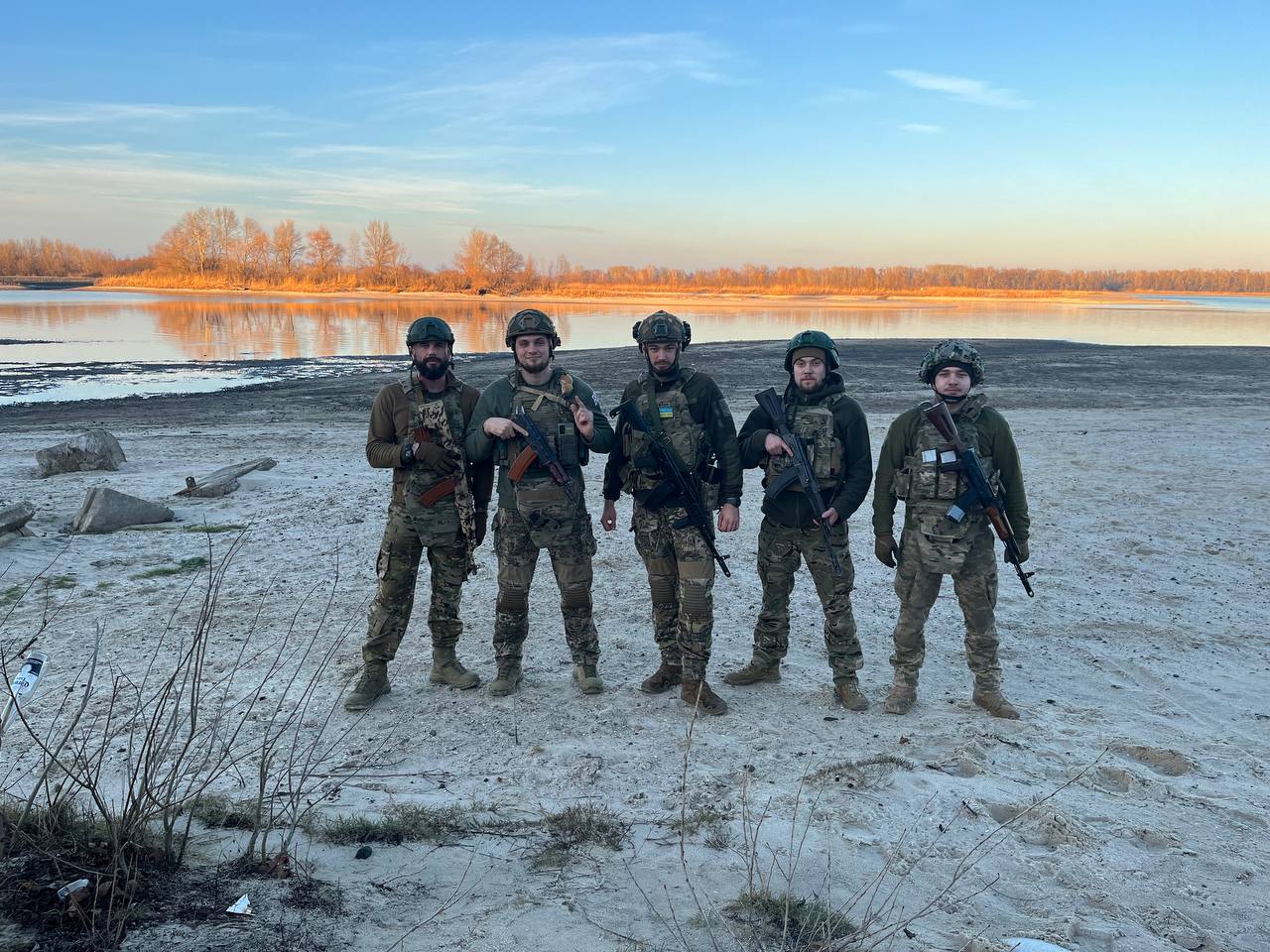 Военный Дмитрий Лисовский (второй справа) с побратимами