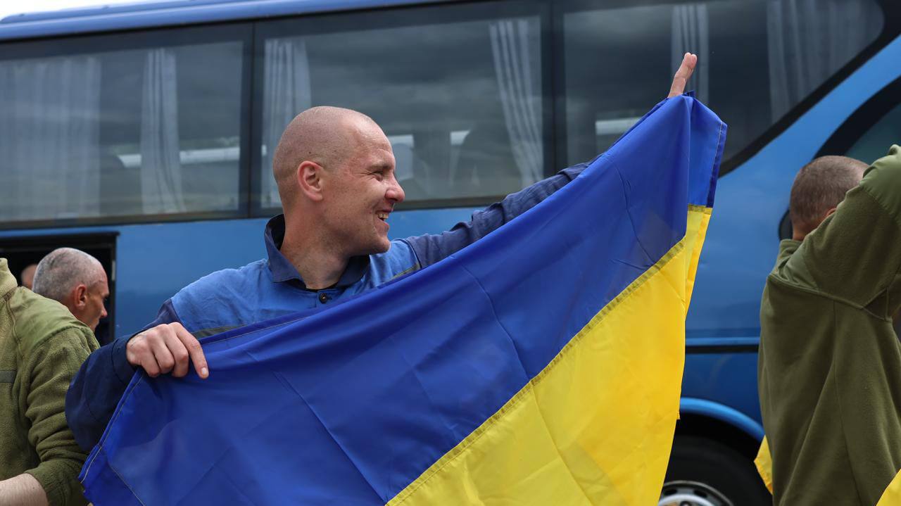 Зображення до посту: Другий день великого обміну полоненими: додому повернулися ще 307 українців