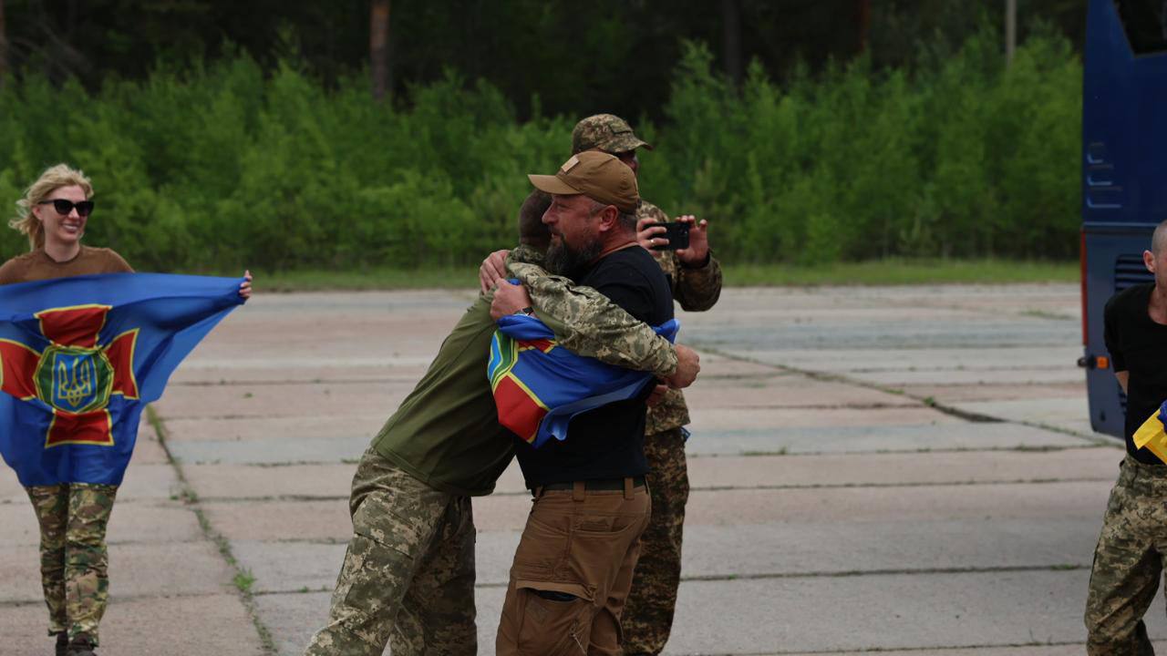 Зображення до посту: Другий день великого обміну полоненими: додому повернулися ще 307 українців