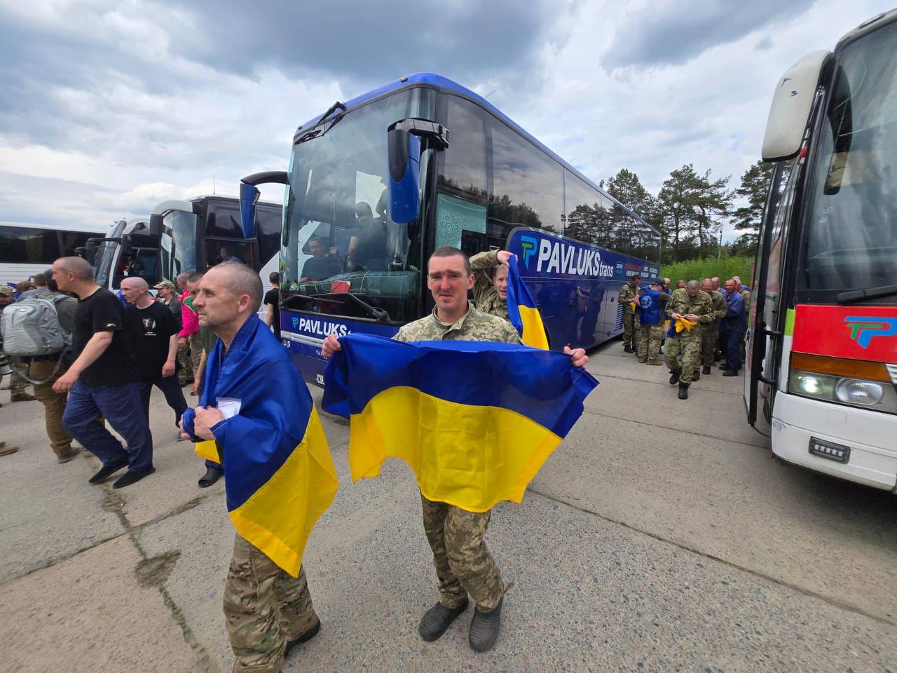 Зображення до посту: Другий день великого обміну полоненими: додому повернулися ще 307 українців