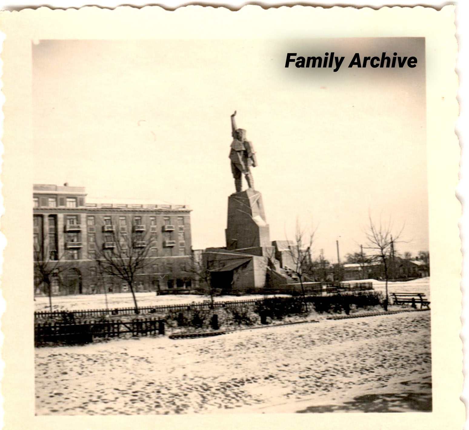 Пам’ятник Артему в центрі Бахмута, орієнтовно 1941–1943 роки. На звороті підпис: “Пам’ятник Артему в Артемівську”