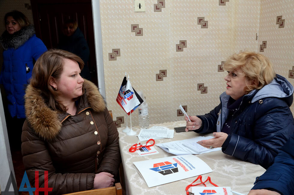 Марина Асєєва (перша ліворуч) під час “правової консультації” жителів прифронтових населених пунктів окупованої частини Донеччини, лютий 2022 року