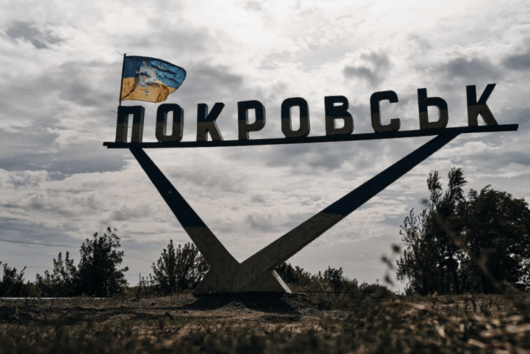 Россияне обстреляли экипаж «Белых ангелов», которые эвакуировали раненых из Покровска. Пострадал полицейский