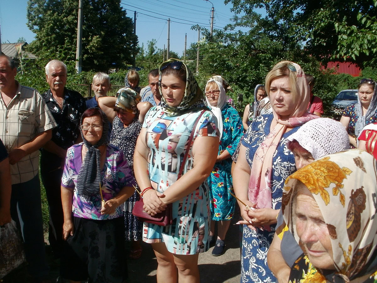 Марина Асєєва (у світло-рожевій хустці) під час церковного заходу в окупованому Спартаку, червень 2019 року
