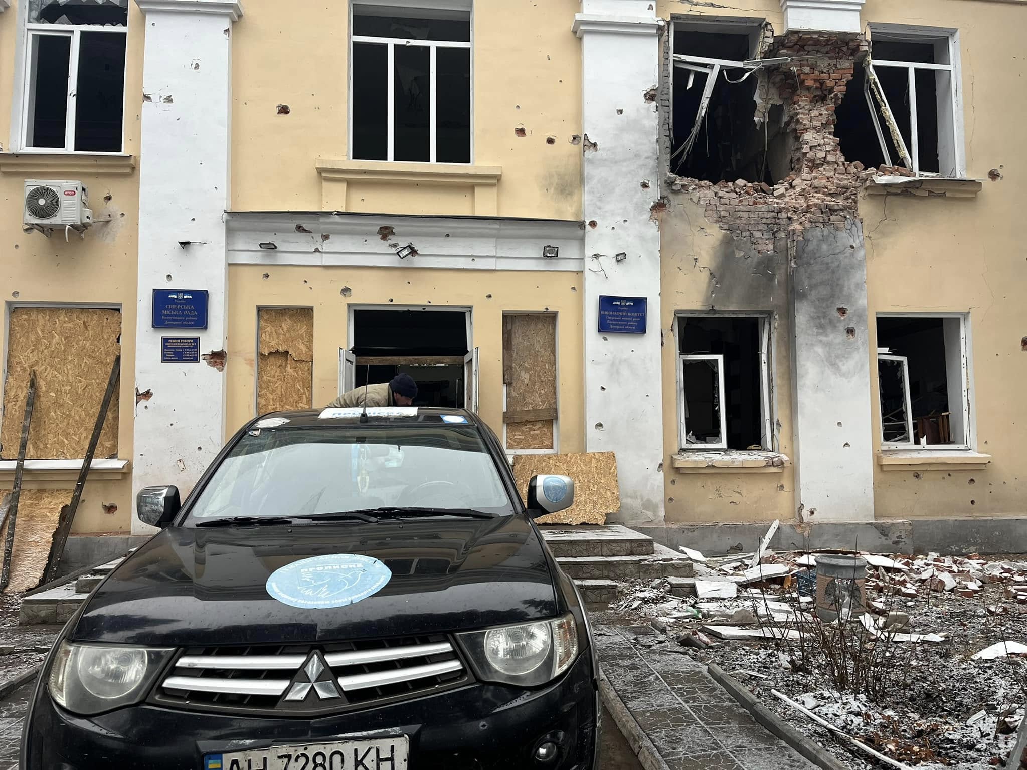 Російські війська зруйнували будівлю міськради у Сіверську: що відомо
