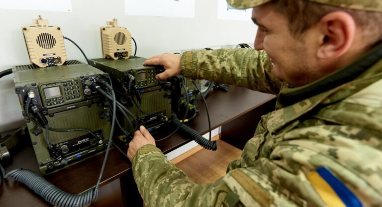 Російські військові намагаються зруйнувати зв’язок та логістику ЗСУ на Покровському напрямку