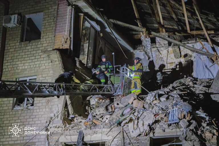 В Славянске погиб подросток, трое людей ранены, в Краматорске из-под завалов достали мужчину: последствия российских обстрелов