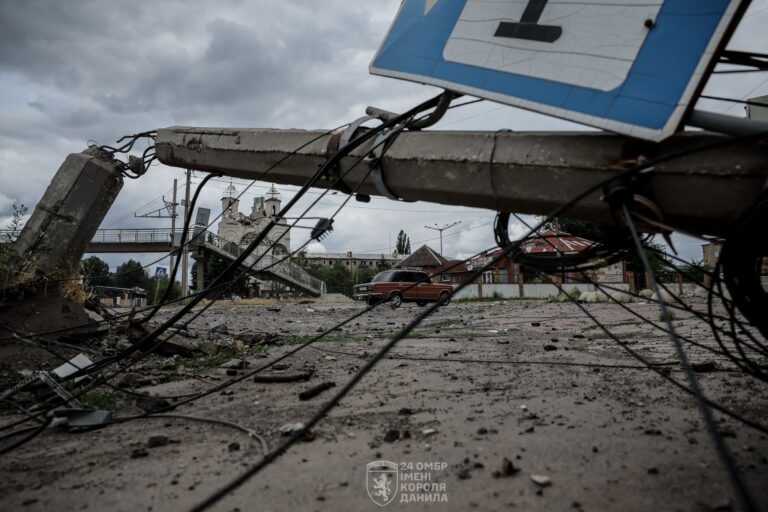 «Одна из главных целей России этим летом»: прифронтовая Константиновка в 13 фотографиях от военных