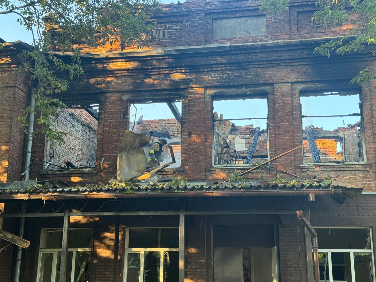 Зображення до посту: У Слов’янську загинув підліток, троє людей поранені, у Краматорську з-під завалів дістали чоловіка: наслідки російських обстрілів (ОНОВЛЕНО)