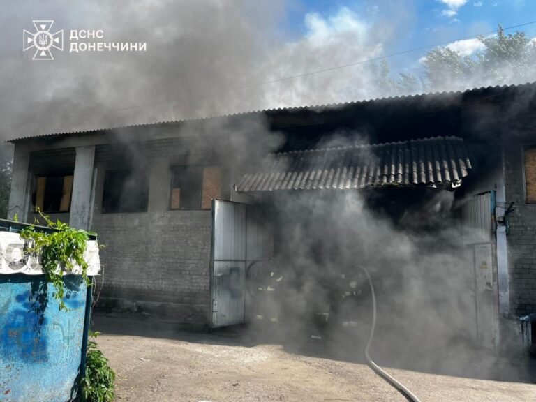 В Краматорске во время пожара в доме обнаружили женщину. Ей оказали медицинскую помощь