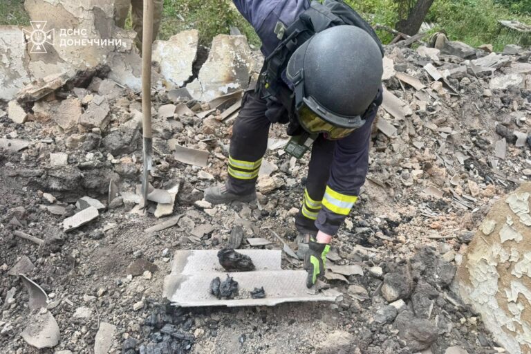 У Закітному з-під завалів обстріляного будинку дістали тіло чоловіка