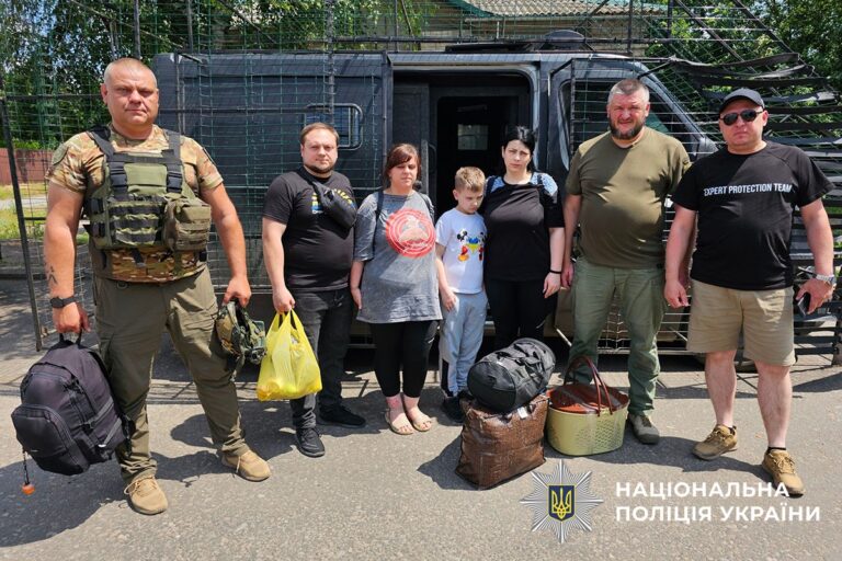 «Оставаться не собирались»: из прифронтовой Константиновки эвакуировали беременную женщину и 9-летнего ребенка