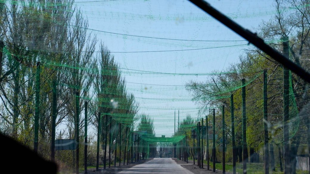 У Донецькій області визначилися з дорогами, які захищатимуть антидроновими сітками: що відомо