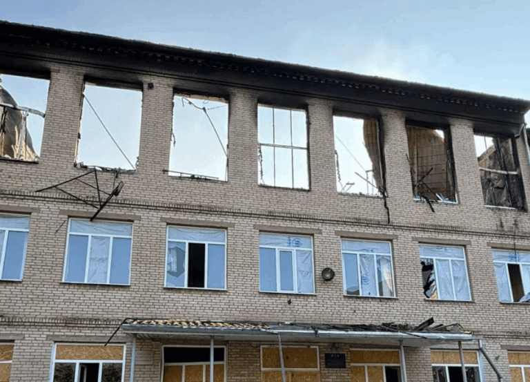 Через нічний обстріл “Шахедами” у Слов’янську постраждали школа та багатоквартирні будинки
