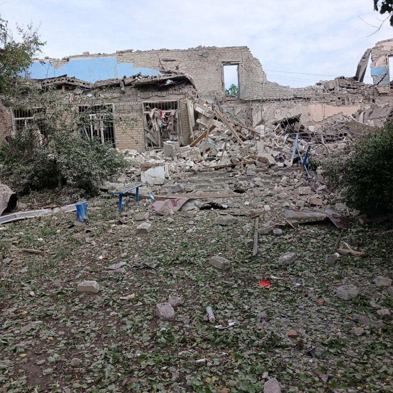 Прихисток у Білецькому, який у травні-червні 2025 року зруйнувала російська армія. На фото — наслідки першого обстрілу 12 червня