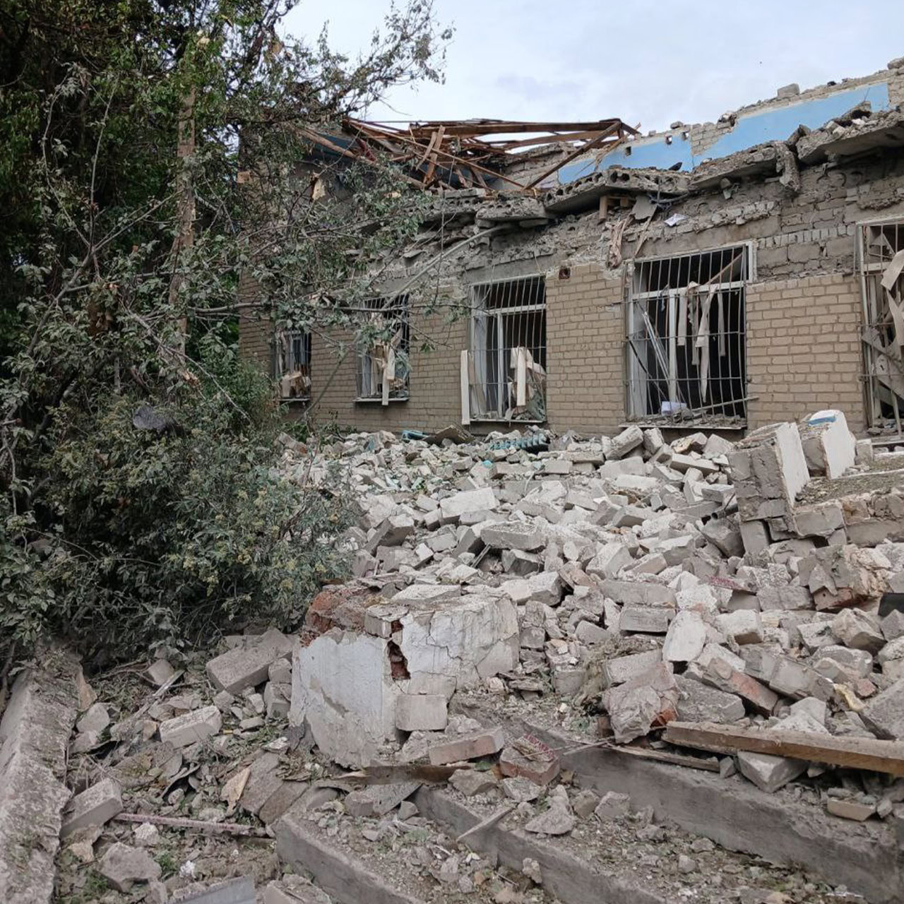 Прихисток у Білецькому, який у травні-червні 2025 року зруйнувала російська армія. На фото — наслідки першого обстрілу 12 червня