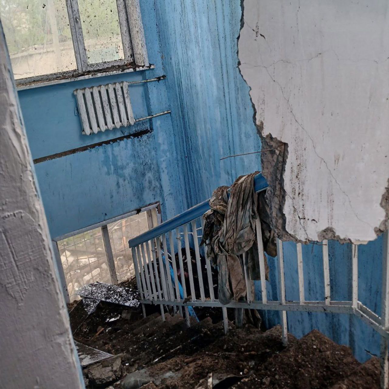Прихисток у Білецькому, який у травні-червні 2025 року зруйнувала російська армія. На фото — наслідки першого обстрілу 12 червня