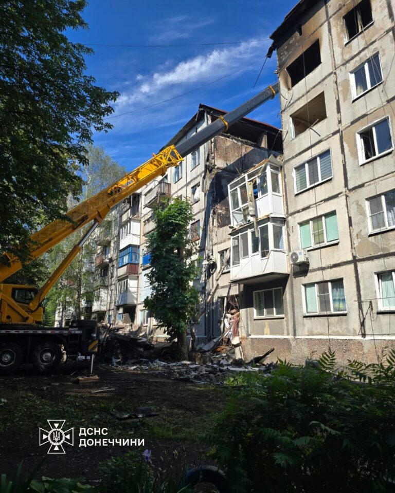 В Белозерском под завалами многоэтажки третий день ищут двух человек: как продвигается операция