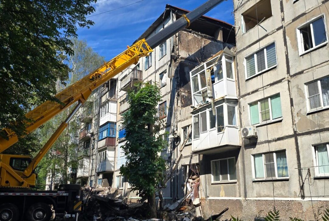 В Белозерском под завалами многоэтажки третью сутки ищут двух человек: что известно